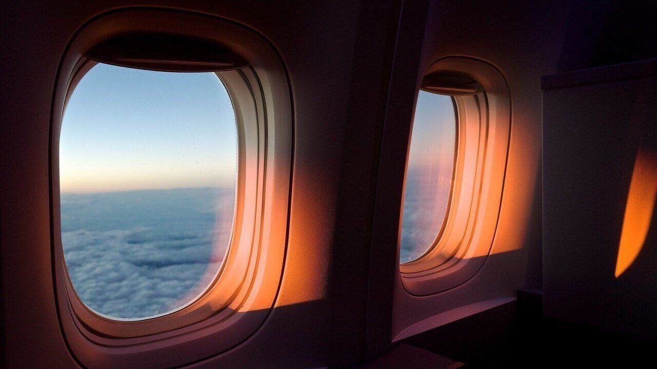 چرا-پنجره-هواپیما-را-به-شکل-بیضی-می‌سازند؟