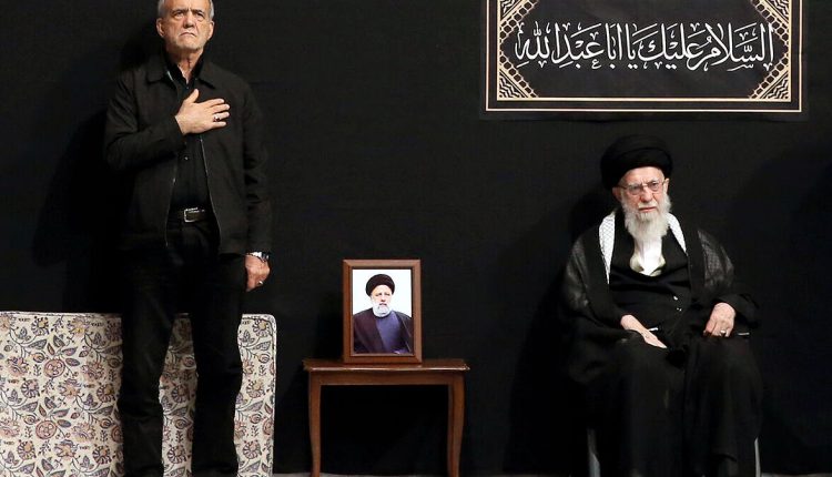 تا دقایقی دیگر؛ آغاز مراسم تنفیذ حکم رئیس_جمهور توسط رهبر معظم انقلاب.
