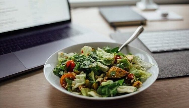 ۸-گام-برای-تغذیه-سالم-در-محل-کار