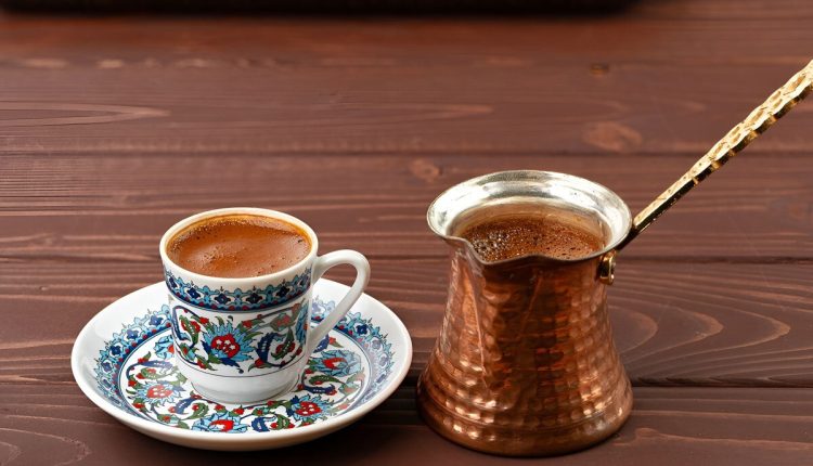 طرز-دم-کردن-قهوه-ترک-روی-گاز،-موکاپات-و-قهوه-جوش.