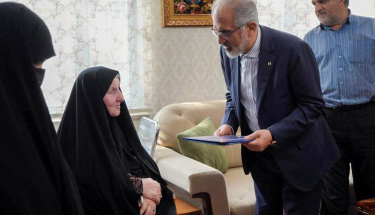 ادای احترام مدیرعامل بانک مسکن به مقام شامخ سپهبد شهید پاکپور