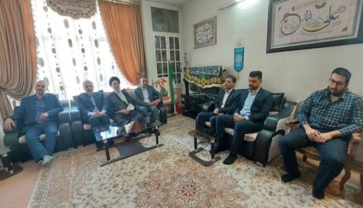 دیدار مدیر بیمه دی اصفهان با خانواده شهدا